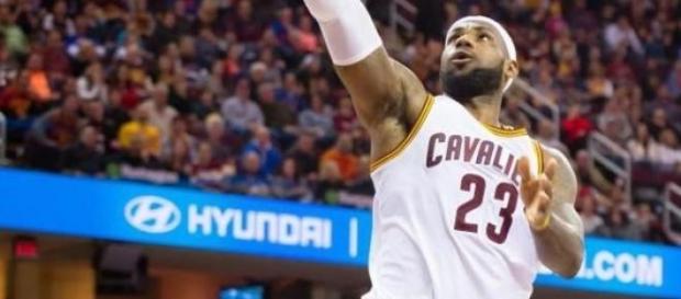Lebron James lanzando a canasta en un partido Lebron James lanzando a canasta en un partido