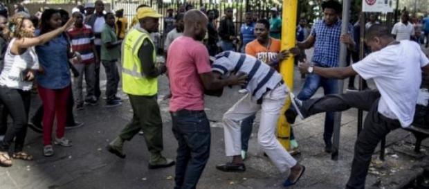 Les attaques xénophobes s'intensifient à Durban. Les attaques xénophobes s'intensifient à Durban.