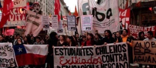 Les étudiants manifestent contre la réforme. Les étudiants manifestent contre la réforme.