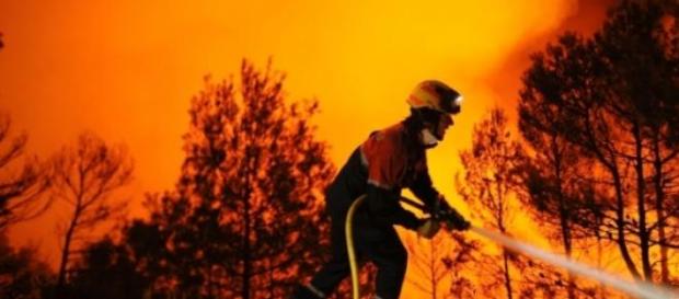 Os Bombeiros são um grande exemplo de heróis. Os Bombeiros são um grande exemplo de heróis.