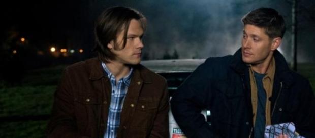 Sam y Dean con su Chevrolet Impala Sam y Dean con su Chevrolet Impala
