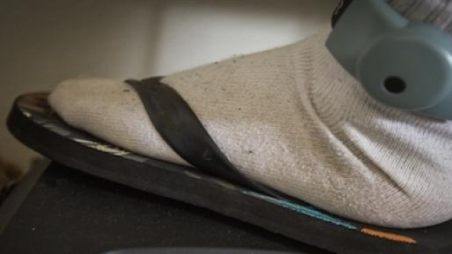 Le bracelet électronique à la sortie de prison.