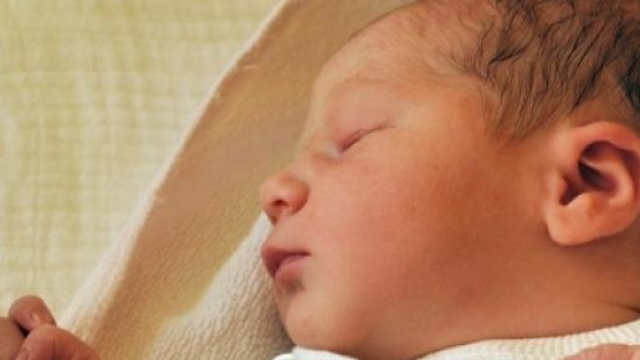 Padre in fuga con neonato di 15 giorni