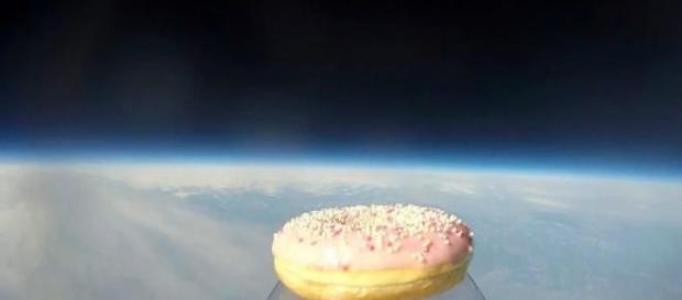Donut bate récords como el donut enviado más lejos Donut bate récords como el donut enviado más lejos