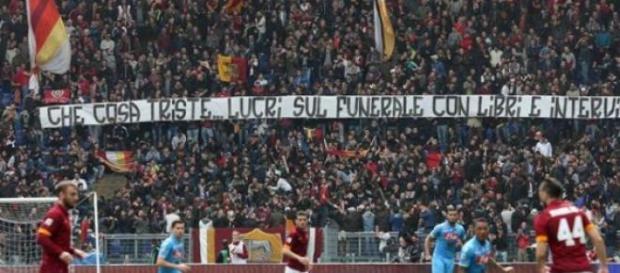 Lo striscione offensivo contro la mamma di Ciro Lo striscione offensivo contro la mamma di Ciro