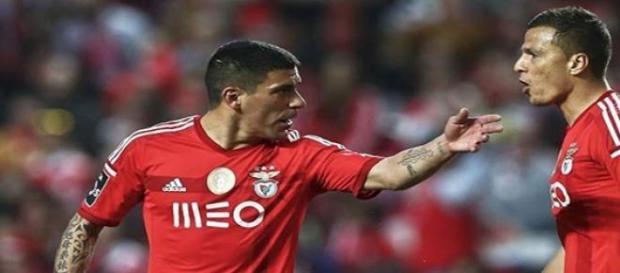 Maxi Pereira a "orientar" Lima. Maxi Pereira a "orientar" Lima.