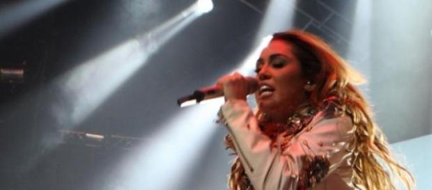 Miley Cyrus zeigt wieder Brust. Miley Cyrus zeigt wieder Brust.