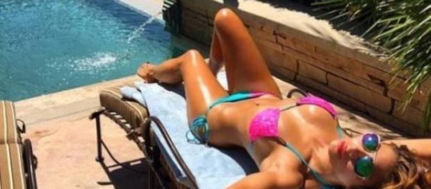 Nicole Scherzinger esplendorosa a apanhar sol Nicole Scherzinger esplendorosa a apanhar sol