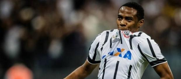 Elias volante moderno, trabalha com e sem a bola Elias volante moderno, trabalha com e sem a bola