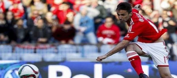 Jonas a rematar para mais um golo. Jonas a rematar para mais um golo.