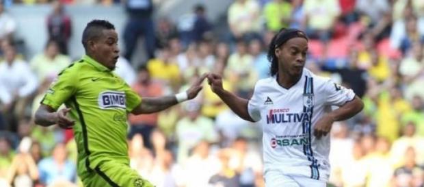 Ronaldinho se puso a mano con la afición de México Ronaldinho se puso a mano con la afición de México