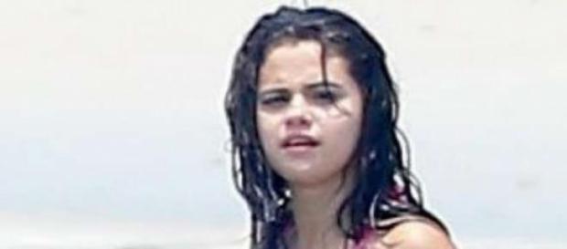 Selena Gomez pousou para os paparazzi. Selena Gomez pousou para os paparazzi.