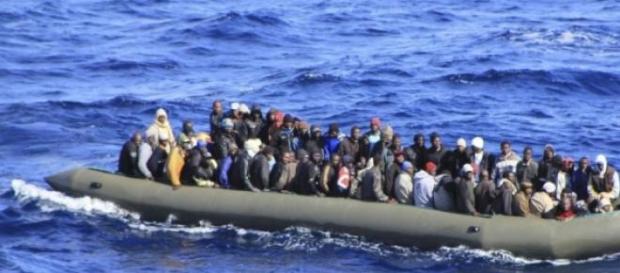 Un chalutier de 700 migrants aurait chaviré. Un chalutier de 700 migrants aurait chaviré.
