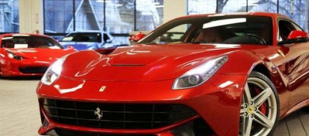 Ferrari ciocneste un magazin Ferrari ciocneste un magazin