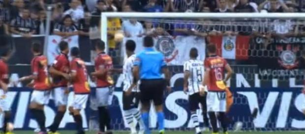 Jadson abre o placar para o Corinthians. Jadson abre o placar para o Corinthians.