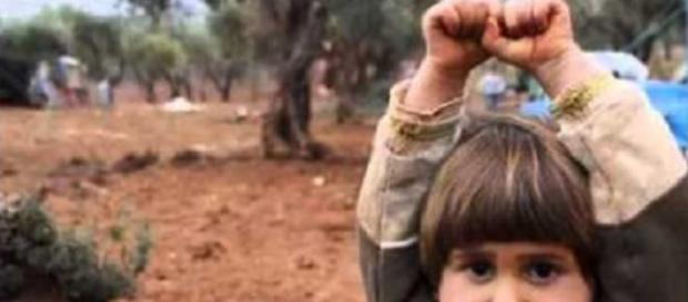 Joven siria aterrada ante lo que creía era un arma Joven siria aterrada ante lo que creía era un arma
