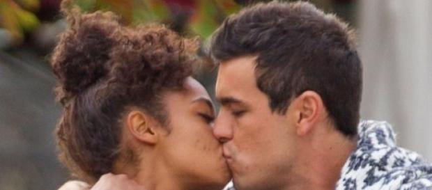 La pareja en uno de sus románticos paseos La pareja en uno de sus románticos paseos