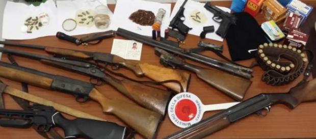 Le armi trovate nel magazzino degli arrestati Le armi trovate nel magazzino degli arrestati