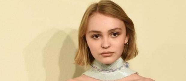 Lily-Rose Depp faz furor em desfile da Chanel. Lily-Rose Depp faz furor em desfile da Chanel.