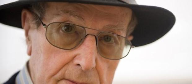 Manoel de Oliveira morreu com 106 anos de idade. Manoel de Oliveira morreu com 106 anos de idade.