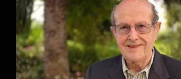 Manoel de Oliveira was born in 1908. Manoel de Oliveira was born in 1908.