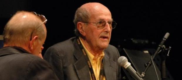 Morreu o cineasta Manoel de Oliveira. Morreu o cineasta Manoel de Oliveira.