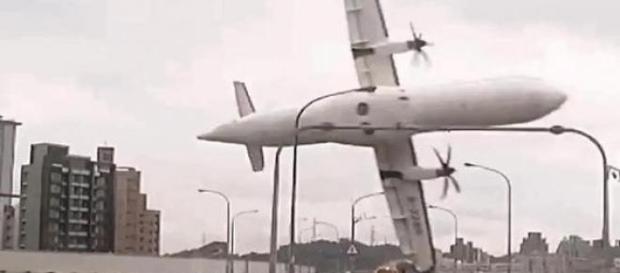 O momento da queda do avião O momento da queda do avião