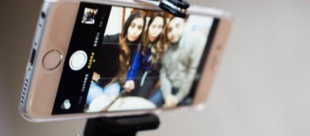 Os selfie sticks são considerados uma 'praga' Os selfie sticks são considerados uma 'praga'