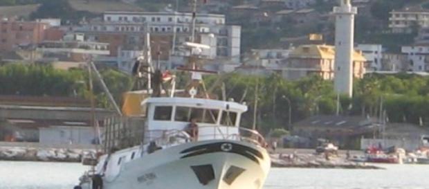 Peschereccio durante la navigazione Peschereccio durante la navigazione