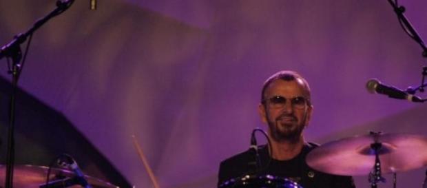 Ringo Starr am Schlagzeug mit Band Ringo Starr am Schlagzeug mit Band