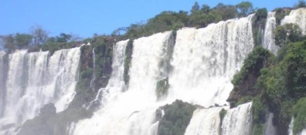 Un salto de las cataratas del Iguazú Un salto de las cataratas del Iguazú