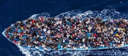 migliaia migranti su un gommone 