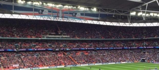 El estadio de Wembley sin una localidad vacía El estadio de Wembley sin una localidad vacía