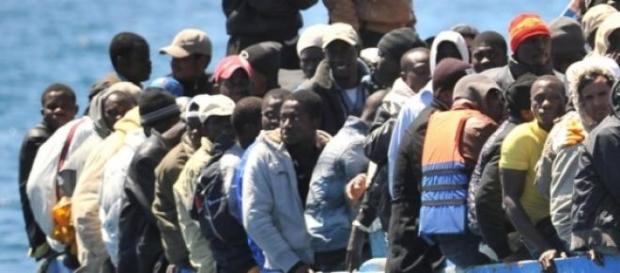 Embarcação com refugiados Embarcação com refugiados