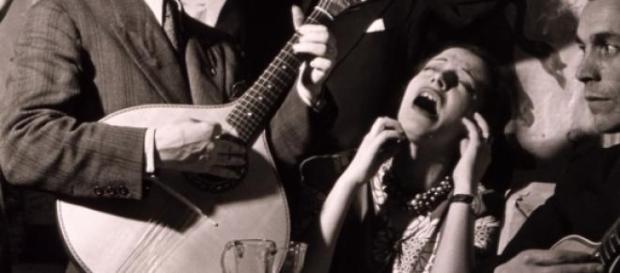 Fado, uma canção típica portuguesa Fado, uma canção típica portuguesa