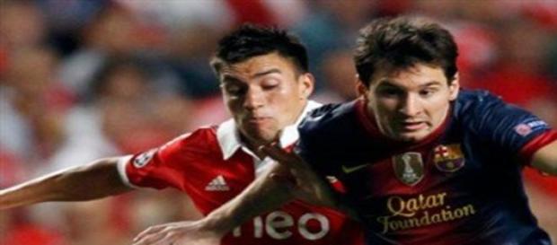 Gaitán e Messi numa disputa de bola. Gaitán e Messi numa disputa de bola.