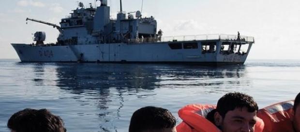 Immigranti salvati in acque del Mediterraneo Immigranti salvati in acque del Mediterraneo