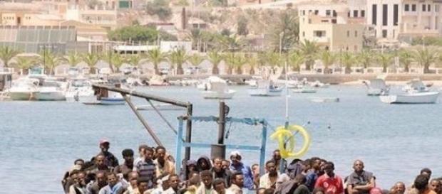 In foto, un peschereccio di migranti In foto, un peschereccio di migranti