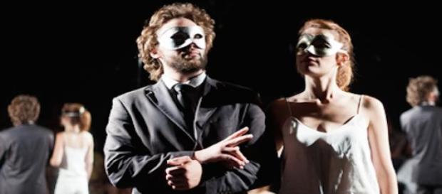 La sensualité de la nuit d'été s'oppose au jour. La sensualité de la nuit d'été s'oppose au jour.