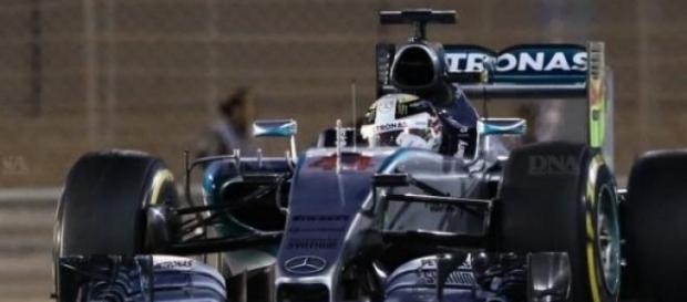 Lewis Hamilton, irrésistible avec sa Mercedes ! Lewis Hamilton, irrésistible avec sa Mercedes !