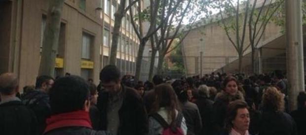 Pais e alunos em pânico à porta do Instituto Pais e alunos em pânico à porta do Instituto