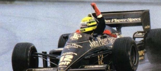Senna celebrou efusivamente a vitória Senna celebrou efusivamente a vitória