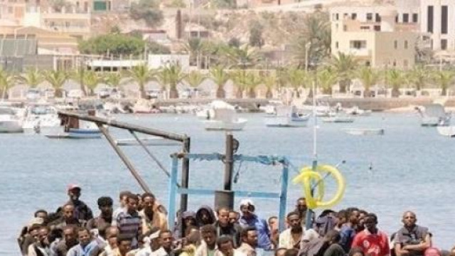 In foto, un peschereccio di migranti