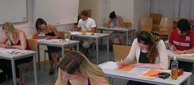 Alumnos realizan un examen. Wikipedia Alumnos realizan un examen. Wikipedia