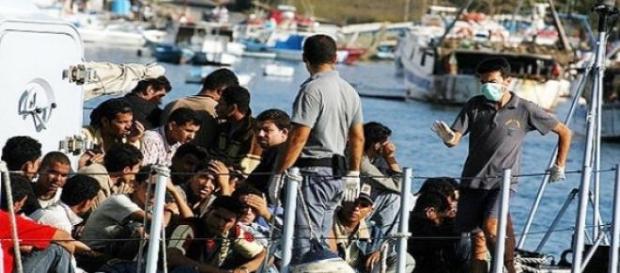 Barco con inmigrantes en Lampedusa en el año 2007. Barco con inmigrantes en Lampedusa en el año 2007.
