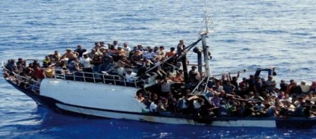 Bateau de migrants en Méditerranée Bateau de migrants en Méditerranée