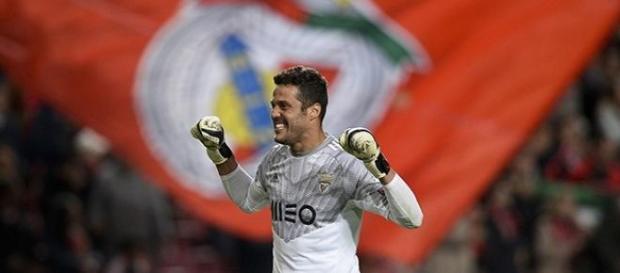 Júlio César e bandeira do Benfica como fundo. Júlio César e bandeira do Benfica como fundo.