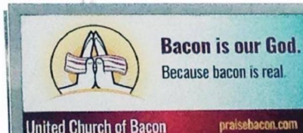 Lê-se "No bacon acreditamos porque o bacon é real" Lê-se "No bacon acreditamos porque o bacon é real"