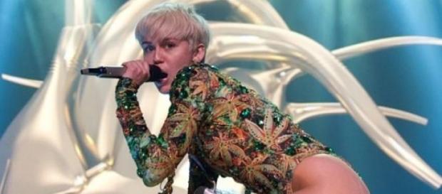 Miley Cyrus protagoniza un nuevo escándalo. Miley Cyrus protagoniza un nuevo escándalo.