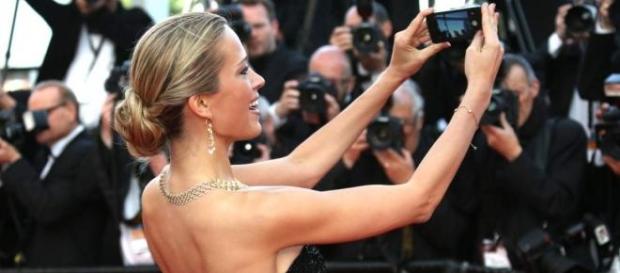 Petra Nemcova tira selfie no Festival Cannes 2014 Petra Nemcova tira selfie no Festival Cannes 2014